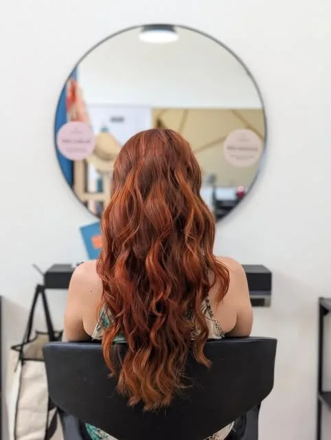 Capelli lunghi mossi ramati